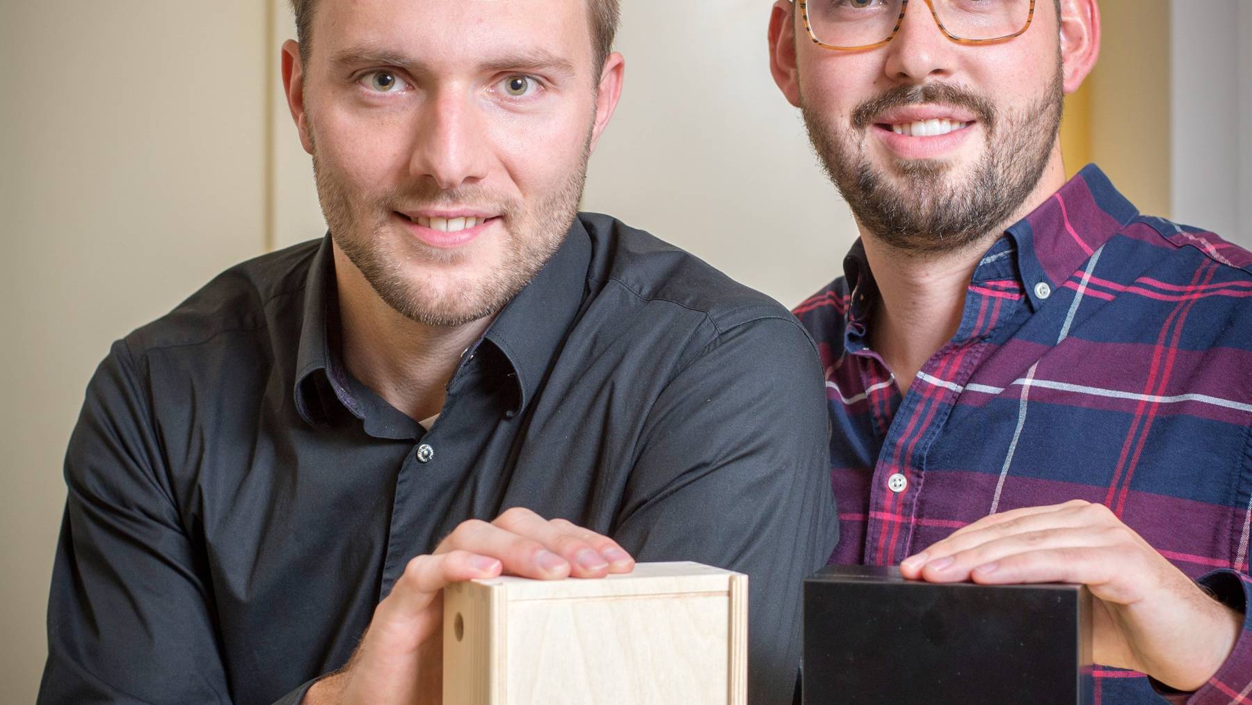 Simon Scherrer und Reto Zingg (rechts) mit der Offline Box für Smartphones.