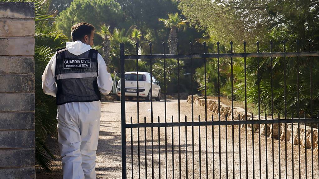 Ein spanischer Beamter der Guardia Civil vor dem Haus in Colònia de Sant Jordi auf Mallorca, dem Tatort.