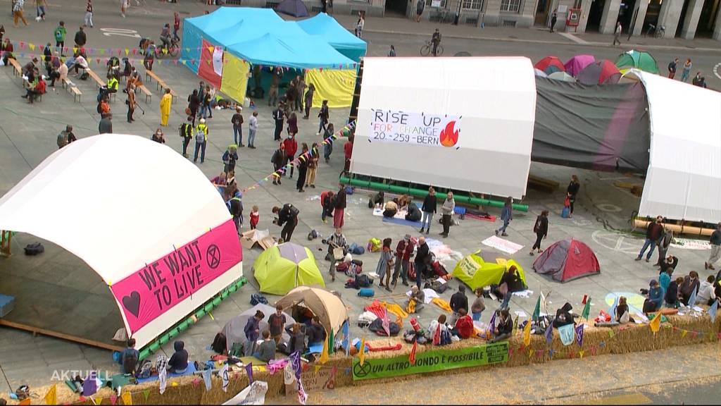 Ohne Bewilligung: Klimaaktivisten besetzen den Bundesplatz in Bern