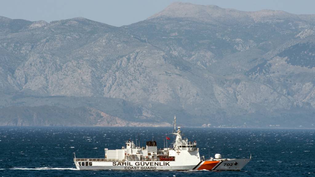 ARCHIV - Ein Schiff der türkischen Küstenwache patrouilliert am 20. April 2016 in der Ägäis vor der türkischen Küste. Foto: John Macdougall/dpa