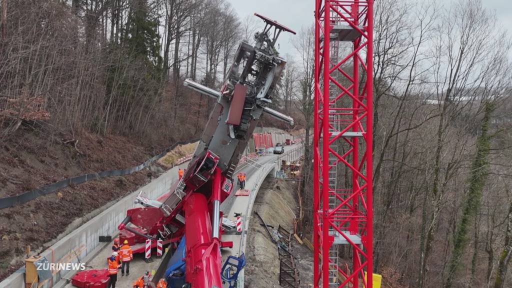 Schwerverletzter nach Kranunfall: Pneukran kippt in Stallikon