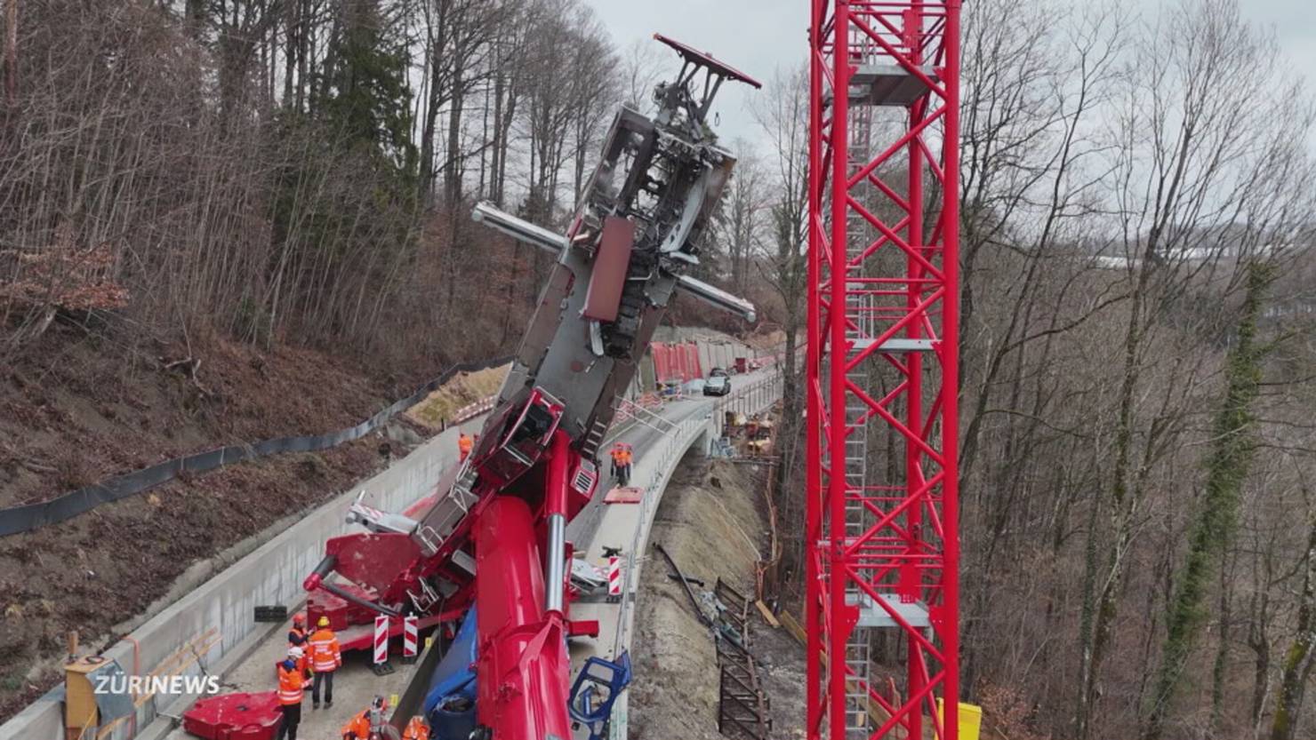 Schwerverletzter nach Kranunfall: Pneukran kippt in Stallikon | TeleZüri