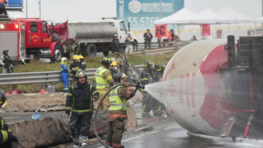 Feuerwehrleute löschen einen Tankwagen nach einer Explosion in Mexiko. Foto: Fernando Llano/AP/dpa