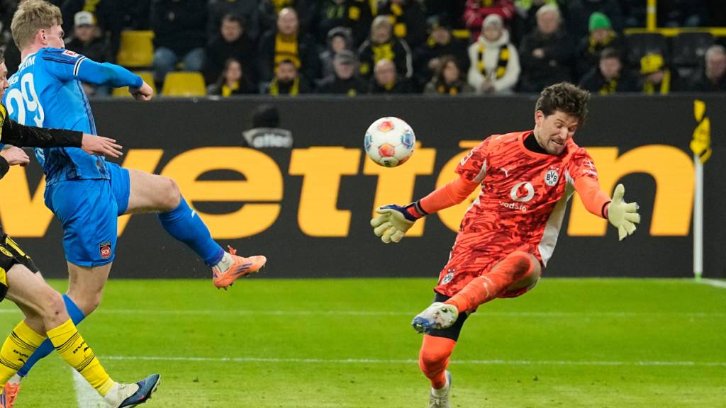 Der Schweizer Goalie Gregor Kobel während seinem 200. Pflichtspiel für Dortmund