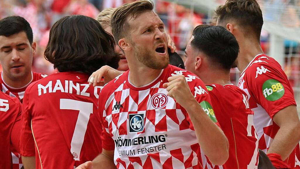 Sieg gegen Leipzig beim Bundesliga-Einstand: Silvan Widmer ballt die Faust
