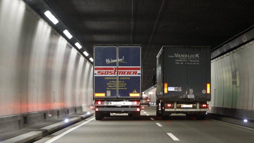 Zwei Lastwagen bei einem Überholmanöver im Seelisbergtunnel in Fahrtrichtung Norden. (Archivbild)