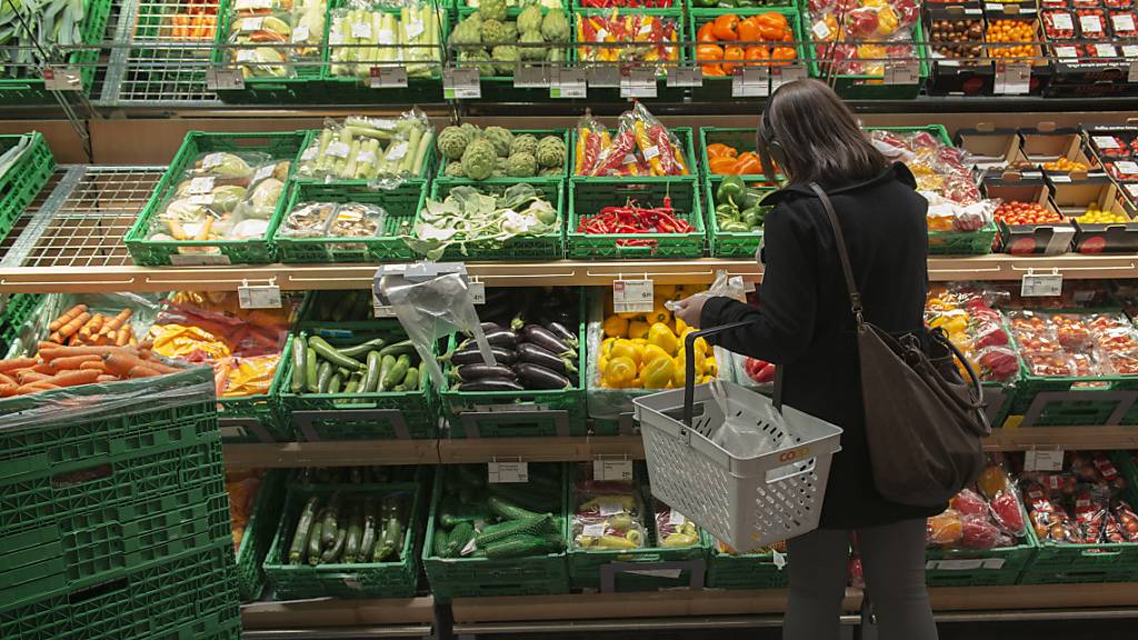 Die Preise steigen in der Schweiz, auch in den Früchte- und Gemüseregalen. Die Jahresteuerung betrug im Juli wie bereits im Vormonat 3,4 Prozent. (Archivbild)