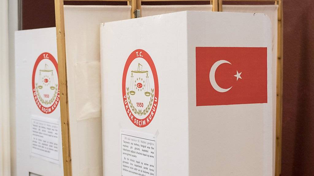 Wahlbox im türkischen Konsulat in Zürich. Die Behörden gehen Vorwürfen nach, wonach ein Basler Polizist interne Angaben an regierungsnahe türkische Kreise abgegeben haben soll. (Archivbild)