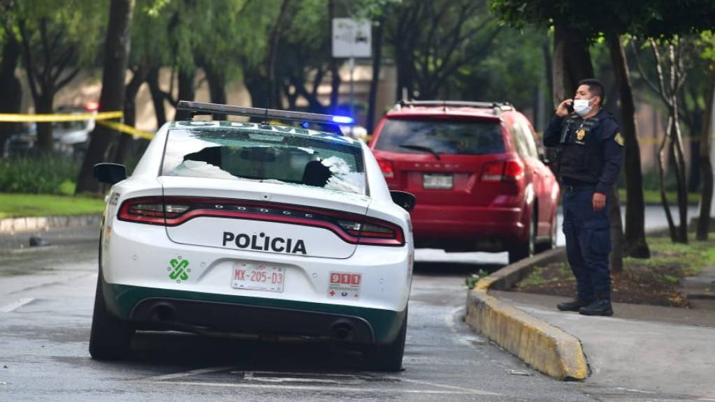 Ein Polizeiauto mit zerbrochenem Glas am Tatort in Mexiko-Stadt. Foto: El Universal/El Universal via ZUMA Wire/dpa