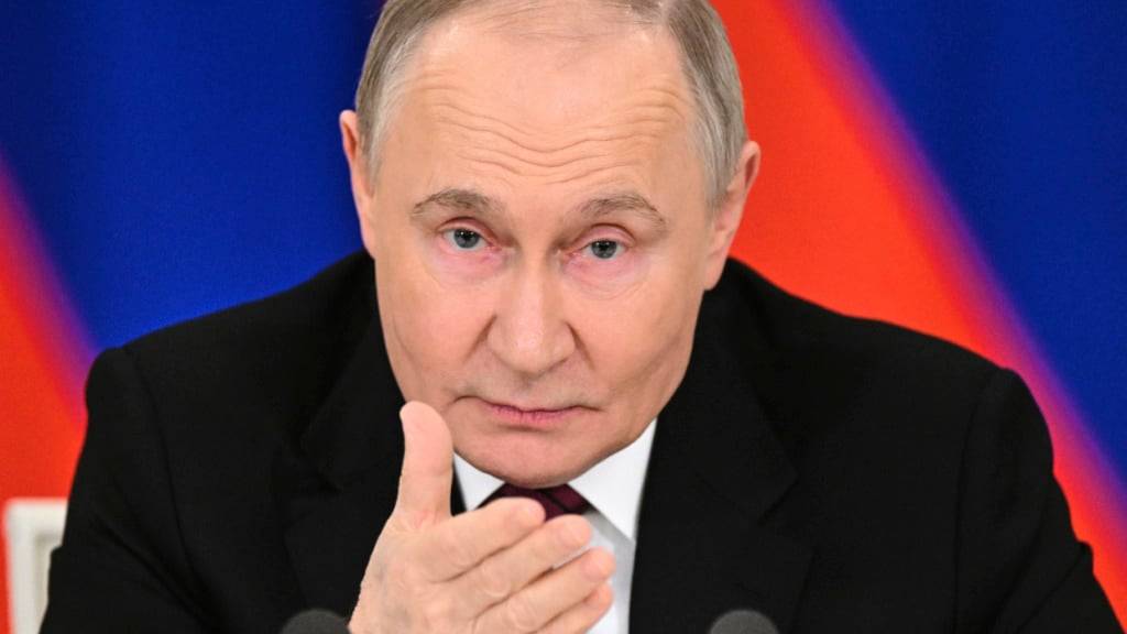 HANDOUT - Russlands Präsident Wladimir Putin spricht im Großen Palast des Kremls zu Journalisten. Foto: Sergei Bobylev/RIA Novosti/AP/dpa