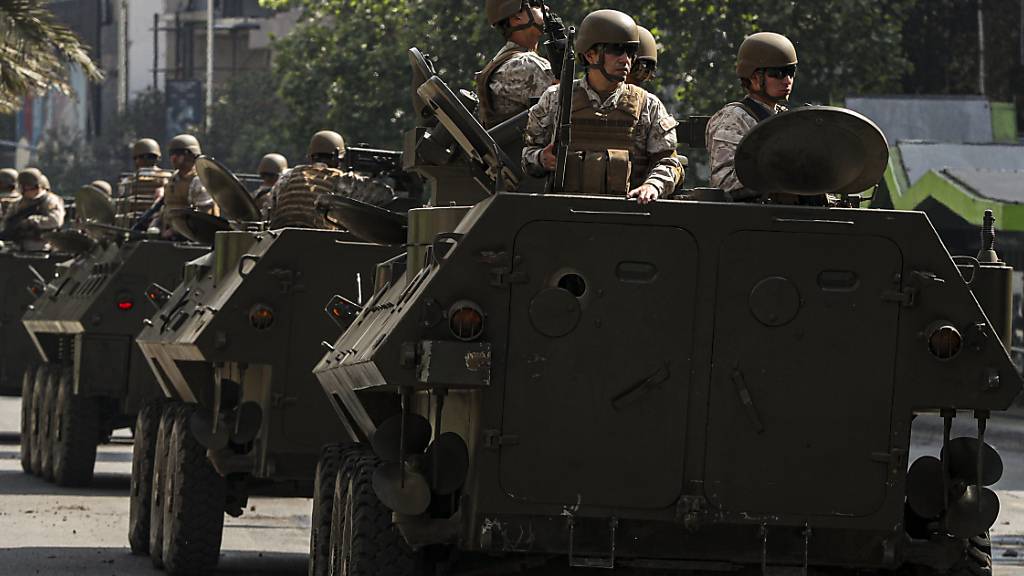 Nach erneuten schweren Ausschreitungen und Brandanschlägen auf U-Bahnstationen patrouilliert am Samstag das chilenische Militär in den Strassen der Hauptstadt Santiago.