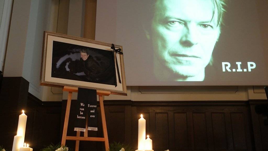 Während die Familie keine öffentliche Trauerfeier für David Bowie ausrichten will, haben die Berliner am Freitag eine Abdankung in den früheren Hansa Studios abgehalten.