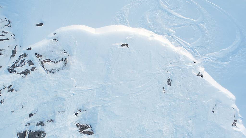 Oberhalb von Verbier VS hat am Montag eine Lawine zehn Skifahrer mitgerissen. Beim Unglück wurde ein Brite getötet, eine weitere Person wurde verletzt. (Archivbild)