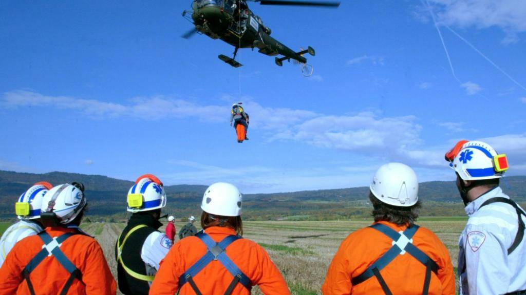 Wie hier bei einer Übung wurde ein Arzt vom Helikopter aus zum Verunfallten abgeseilt. (Symbolbild)