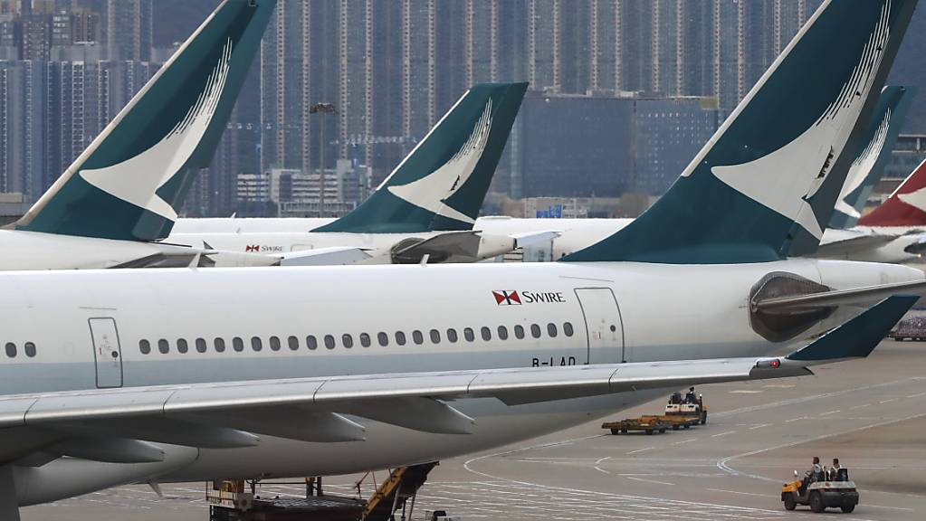 Die Fluggesellschaft Cathay Pacific mit Sitz in Hongkong steuert wegen der Coronavirus-Epidemie auf tiefrote Zahlen zu. (Archiv)