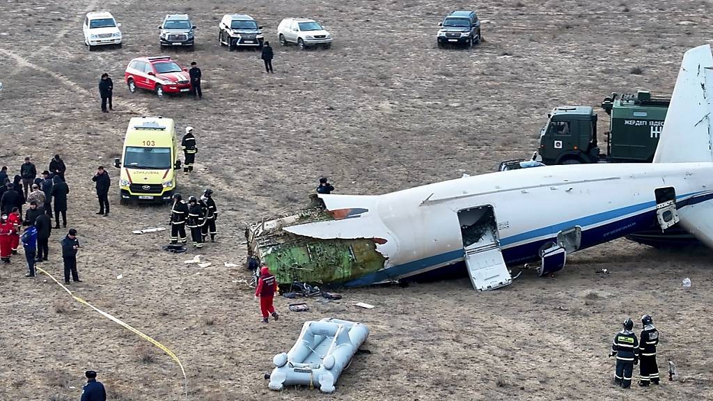 dpatopbilder - Das Wrack einer Embraer 190 der Azerbaijan Airlines liegt in der Nähe des Flughafens von Aktau. Foto: Azamat Sarsenbayev/AP/dpa