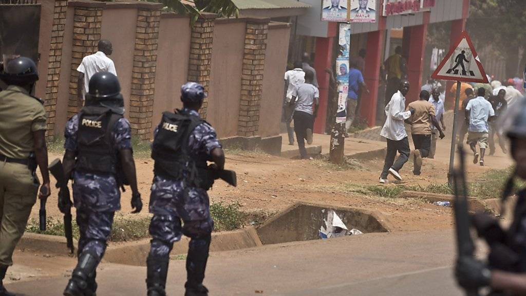 Polizisten schiessen Tränengas gegen Unterstützer der Opposition in Ugandas Hauptstadt Kampala. Medien dürfen nicht live über die Proteste berichten. (Archivbild)