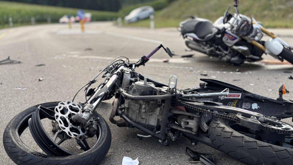Beide Motorradfahrer wurden beim Zusammenstoss verletzt, einer schwer.