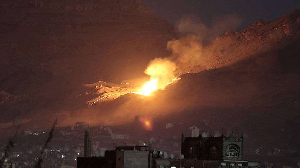 Luftangriff ausserhalb von Jemens Hauptstadt Sanaa: Ab Dienstag sollen die Waffen schweigen.