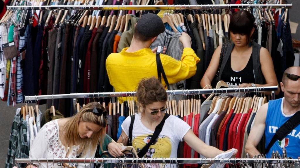 Die Teuerung ist im Juli gestiegen. Für Bekleidung und Schuhe, die im Rahmen des Ausverkaufs reduziert waren, sanken die Preise aber im Vergleich zum Vormonat. (Archivbild)