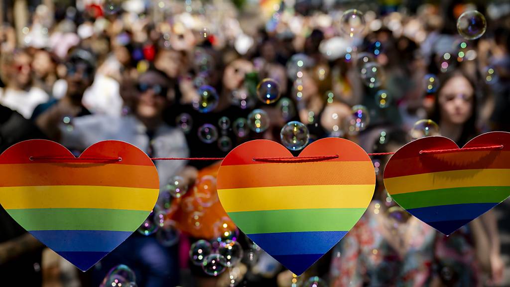Pride Romande: Tausende ziehen durch Martigny VS