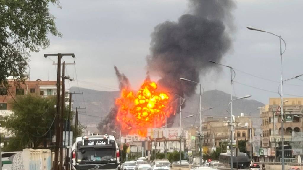 ARCHIV - Flammen und Rauchschwaden steigen nach israelischen Luftangriffen in der jemenistischen Hauptstadt auf. Foto: Uncredited/AP/dpa