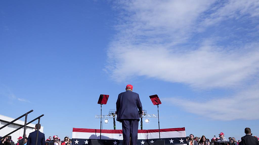 dpatopbilder - Donald Trump, ehemaliger US-Präsident und republikanischer Bewerber um die Präsidentschaftskandidatur, spricht bei einer Wahlkampfveranstaltung. Foto: Jeff Dean/AP/dpa