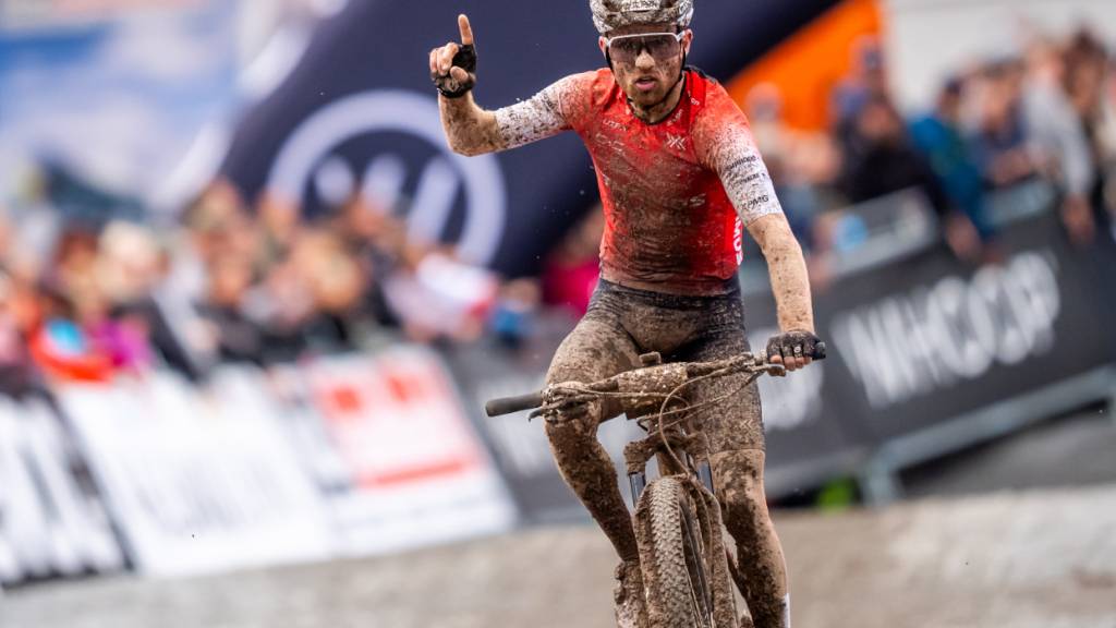 Ein vom Schlamm verschmierter Mathias Flückiger kehrt in Leogang zurück aufs Podest
