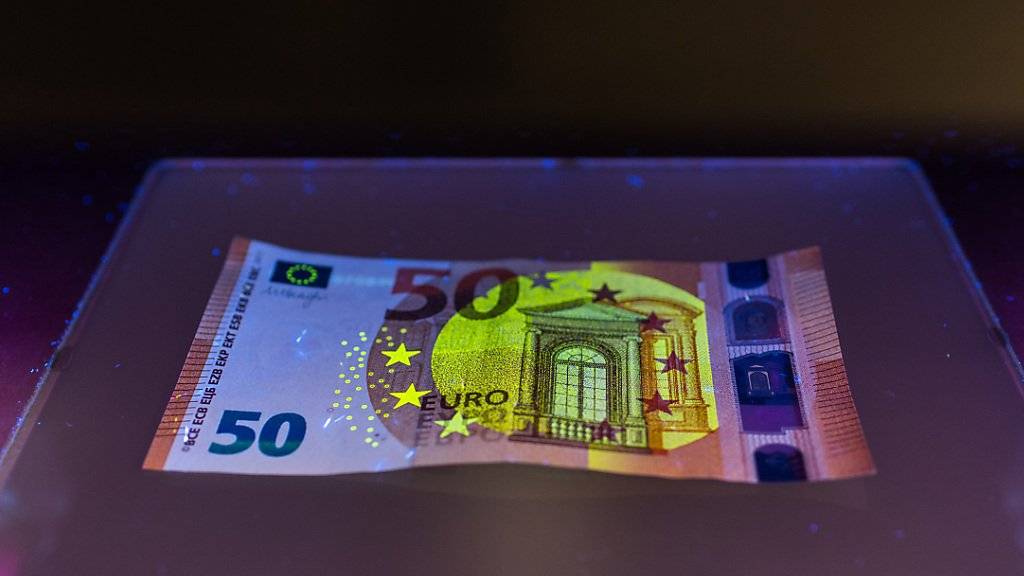 Unter Schwarzlicht sind die Sicherheitsmerkmale der neuen 50-Euro-Note deutlich sichtbar. Wegen veralteter Software haben einige Geldschein-Scanner in Amsterdam aber die Note als Falschgeld betrachtet.