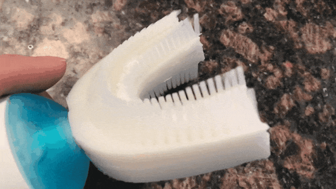 Durch schnelle Bewegungen werden die Zähne in 10 Sekunden gereinigt (Bild: Amabrush)