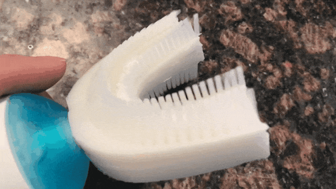 Durch schnelle Bewegungen werden die Zähne in 10 Sekunden gereinigt (Bild: Amabrush)