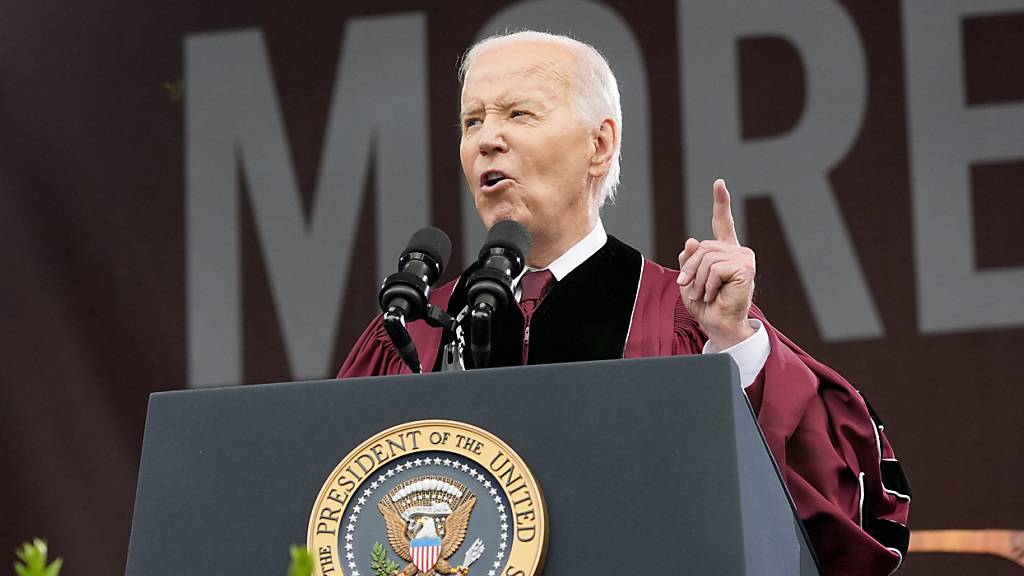 US-Präsident Joe Biden spricht bei der Abschlussfeier des Morehouse College zu den Absolventen. Foto: Alex Brandon/AP/dpa