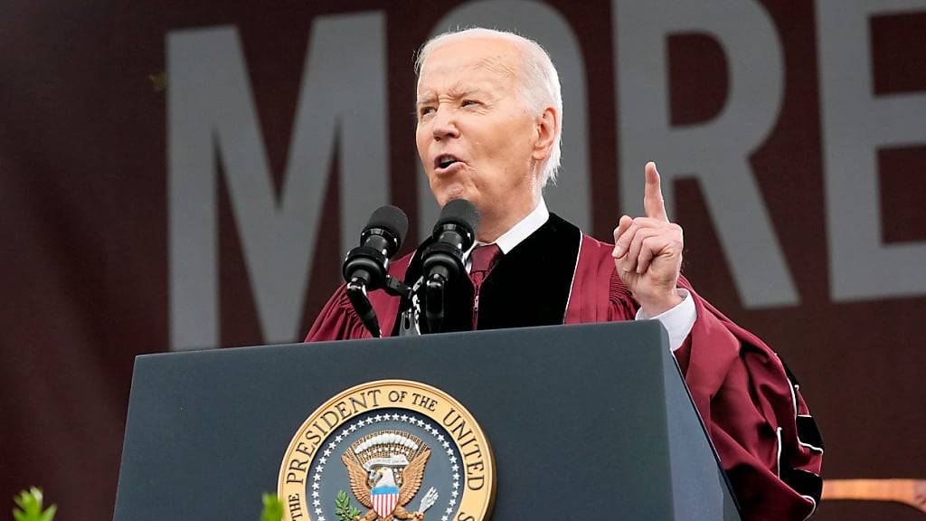US-Präsident Joe Biden spricht bei der Abschlussfeier des Morehouse College zu den Absolventen. Foto: Alex Brandon/AP/dpa