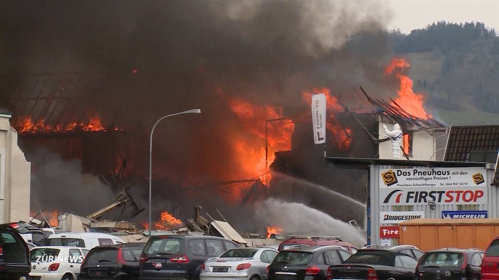 Brand in ehemaliger Hinwiler Traktorenfirma: Rauchsäule kilometerweit zu sehen