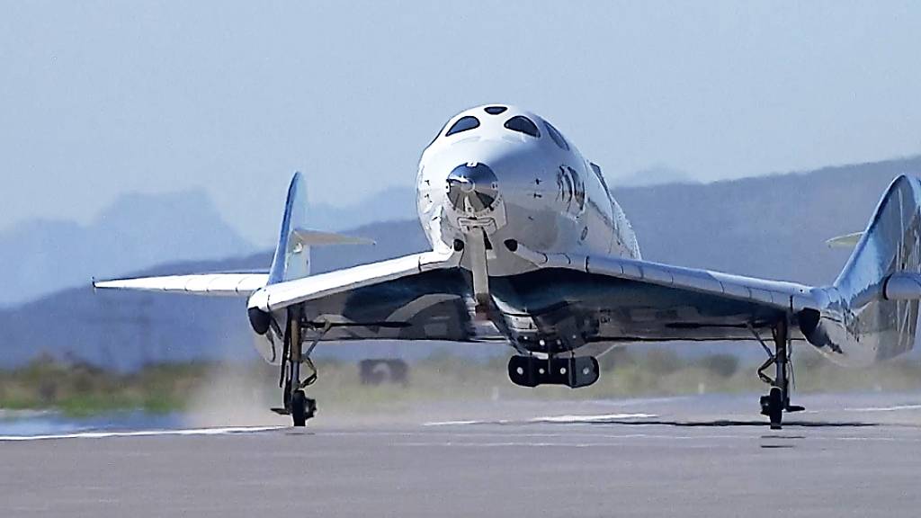 Die Virgin Galactic des britischen Unternehmers Richard Branson kann den Betrieb wieder aufnehmen. Die US-Luftfahrt-Aufsichtsbehörde FAA hat grünes Licht gegeben. (Archivbild)