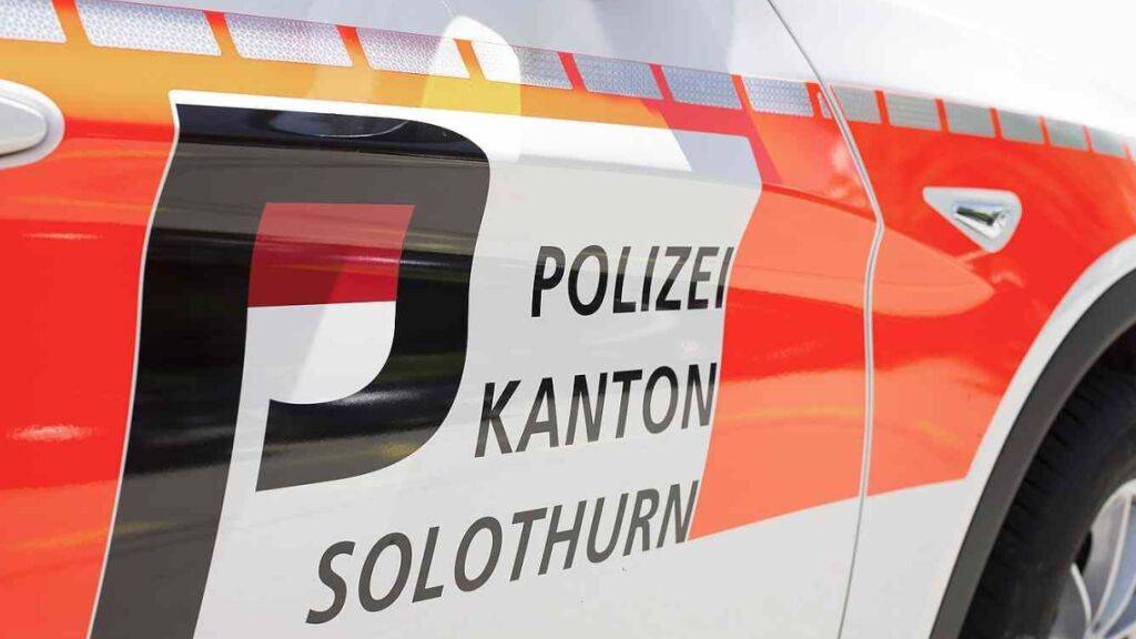 Die Solothurner Polizei sucht einen Mann, der in Grenchen einen Raubversuch während eines Lotto-Matchs verübt haben soll. (Symbolbild)