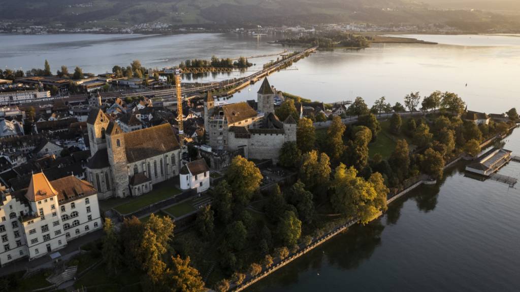 In Rapperswil-Jona, der Gemeinde mit einem der tiefsten Steuersätze, muss der Stadtrat sparen. Zwei Massnahmen werden ab sofort umgesetzt. (Archivbild)