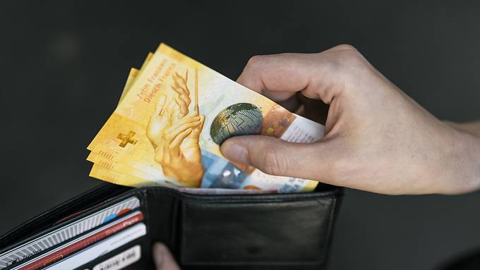 Schweizer rechnen mit weniger Geld im Portemonnaie – vor allem Frauen 