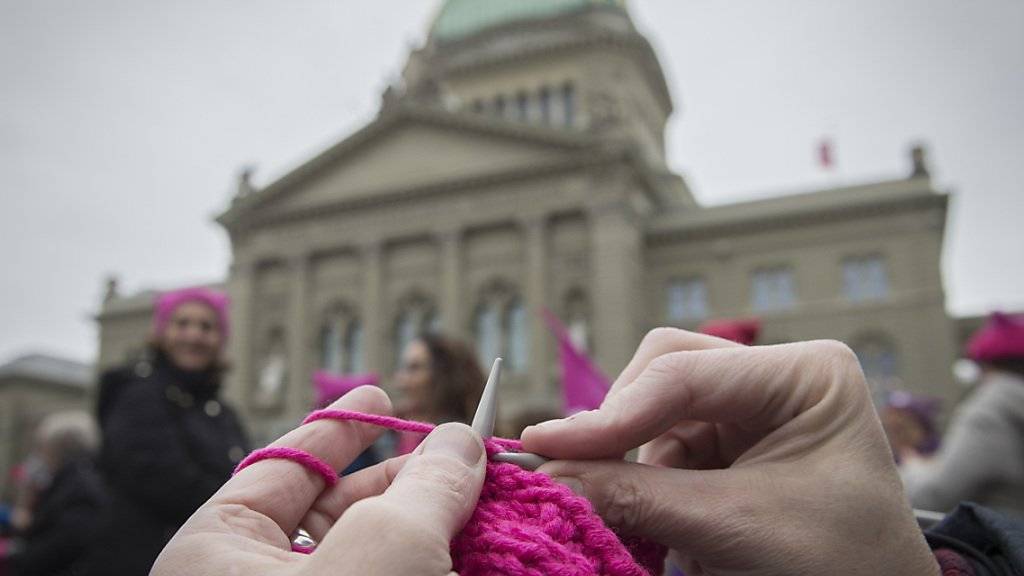 Mit dem Stricken von pinkfarbenen Mützen im und vor dem Bundeshaus standen am Weltfrauentag zahlreiche Menschen für die Gleichstellung von Frauen ein.