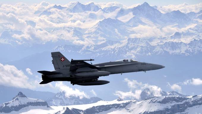 F-18-Kampfjets trainieren über Luzern