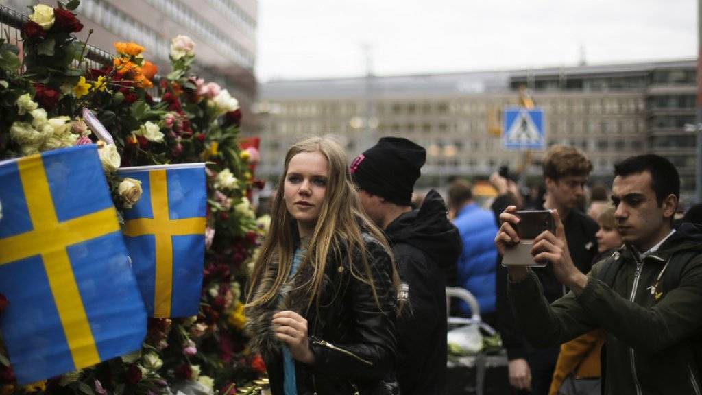 Die Anteilnahme der schwedischen Bevölkerung nach dem Lastwagen-Attentat im April 2017 war gross. Jetzt steht der geständige Täter vor Gericht. (Archiv)