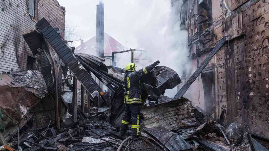 Ein Rettungsarbeiter räumt die Trümmer eines Hauses in Kiew weg, das nach einem russischen Angriff zerstört wurde. Foto: Evgeniy Maloletka/AP/dpa