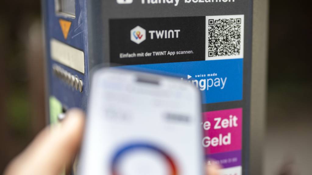 Ein jüngst veurteilter Betrüger brachte an Parkuhren in Luzern, Bern und Lausanne mindestens 48 gefälschte QR-Codes an Parkuhren an. (Symbolbild)