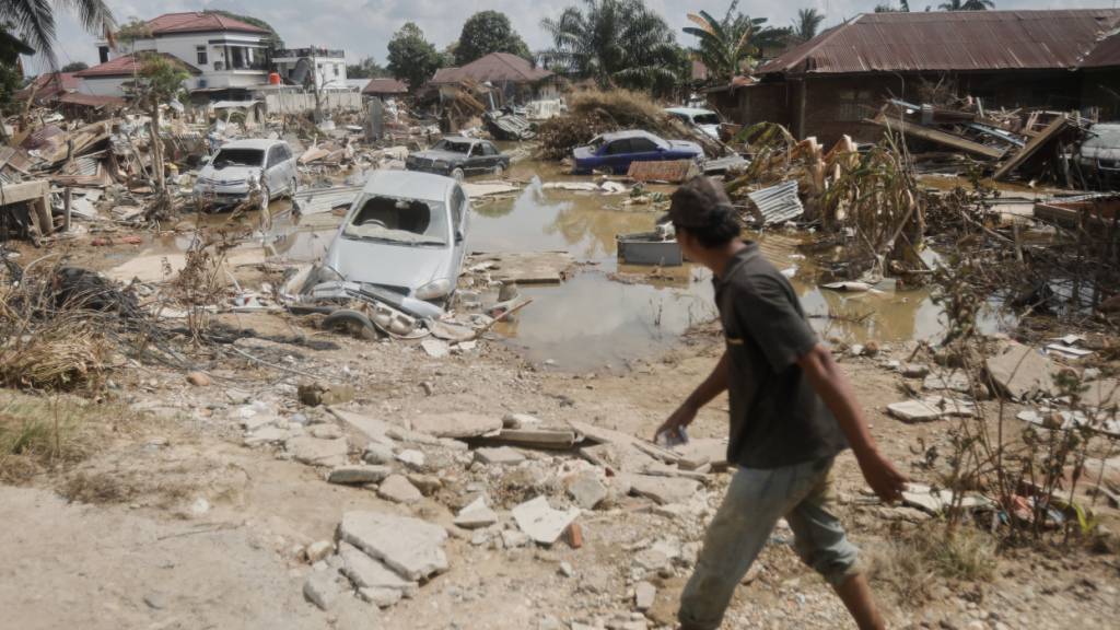 dpatopbilder - Autowracks liegen in einem von einer Sturzflut verwüsteten Gebiet auf der Insel Sumatra. Foto: Binsar Bakkara/AP/dpa