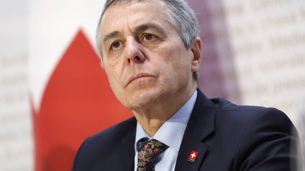 Laut Aussenminister Ignazio Cassis sind weitere 13 verletzte Kinder aus dem Gazastreifen unterwegs in die Schweiz.