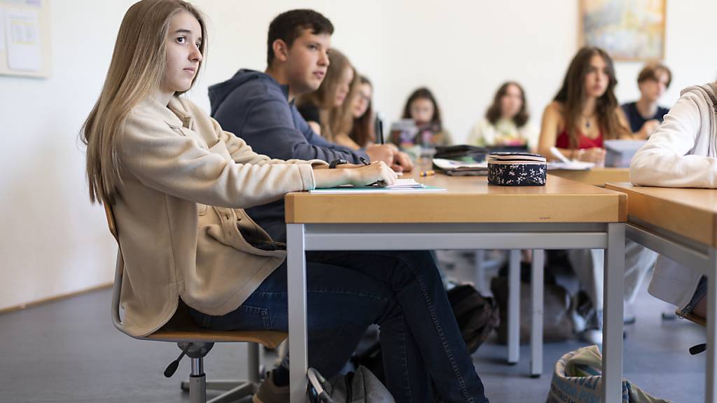 Klassenlehrpersonen an Gymnasien, Fachmittelschulen und Berufsmaturitätsschulen werden ab kommenden Schuljahr in ihren Wochenlektionen entlastet. (Archivbild)