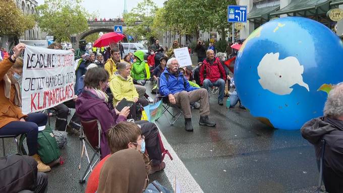 Umweltaktivisten von Extinction Rebellion blockieren Zürcher Strassen