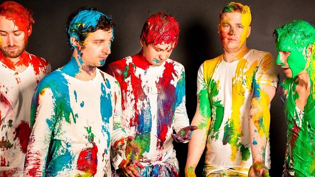 In einer Welt voller Normen und Regeln sind sie die bunten Hunde: «Colorize» von Pablopolar ist ein musikalisches Statement für mehr künstlerische Freiheit. (Pressebild)