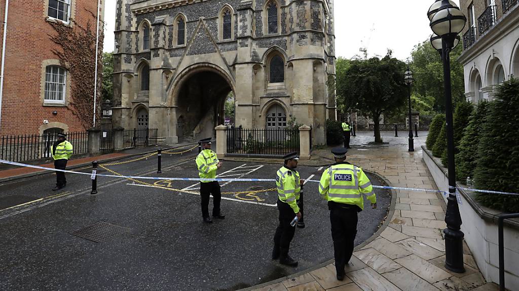 Die Polizei in der britischen Stadt Reading sperrte den Zugang zum Tatort im Park Forbury Gardens ab.