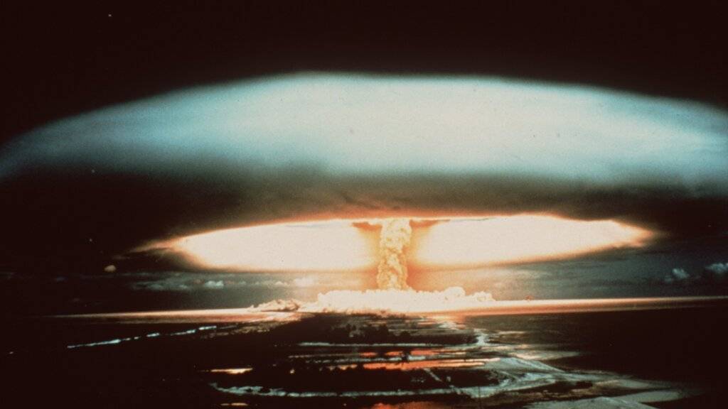 ARCHIV - Fotografische Dokumentation eines Atompilz nach einer Explosion einer französischen Atombombe 1971 über dem Mururoa-Atoll. Heute tritt beschlossene UN-Verbot von Atomwaffen in Kraft. Alle Atommächte, die gesamte Nato und damit auch Deutschland lehnen den Vertrag aber weiter ab. Foto: -/dpa